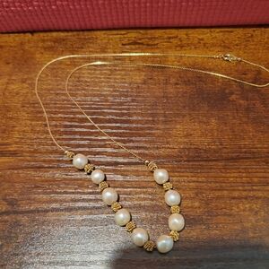 Elegant Gold and Pearl Necklace